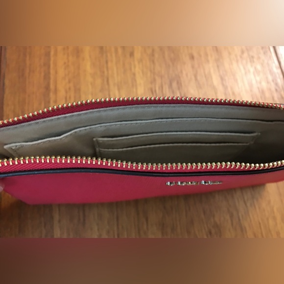 NWOT COACH Hot Pink Leather Handbag w/Buckle Chain Adjustable Strap. Zip closure - Picture 10 of 14